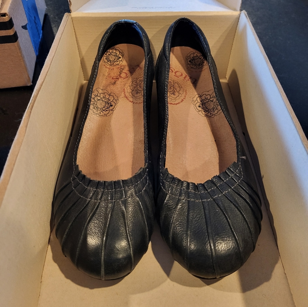 Taos Calypso Black leather close toed heels EU 37 US 6